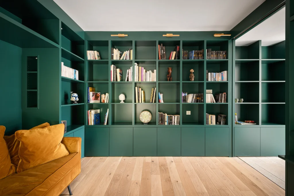 Rénovation complète d’une maison de famille – Drôme
Nichée au cœur des paysages de la Drôme, cette maison a fait l’objet d’une rénovation intégrale. Le projet a consisté à redonner vie à une bâtisse aux volumes autrefois fermés et cloisonnés, pour en révéler tout le potentiel architectural et spatial.
L’intervention a porté sur l’ensemble de l’enveloppe : les façades ont été restaurées, les ouvertures repensées et créées pour offrir de nouveaux cadrages sur le paysage, mettant en valeur la pierre existante et la richesse du contexte environnant.
À l’intérieur, les espaces ont été entièrement réorganisés. Le plan initial, fragmenté et contraint, a laissé place à des enchaînements fluides, où les pièces dialoguent entre elles et s’ouvrent généreusement sur l’extérieur. Chaque ouverture devient un tableau vivant, cadrant une portion de nature : champs de blé, forêt, lumière changeante.
Le cœur de la maison se structure autour de volumes entremêlés. Une cheminée centrale, élément à la fois architectural et domestique, relie les grands volumes de la cuisine en double hauteur et le salon, plus intime et chaleureux. Dans une autre aile, à l’étage, une seconde cuisine a été aménagée. Elle prolonge l’esprit du projet : fonctionnalité discrète, ouverture maîtrisée, cadrages sensibles sur le paysage.
Les ambiances varient selon les espaces : une chambre se déploie autour d’un vide intérieur, jouant avec les hauteurs et les couleurs ; le salon TV, équipé d’une bibliothèque et de rangements intégrés, offre un lieu de retrait, propice au calme tout en restant connecté à l’extérieur.
Le choix des matériaux renforce l’identité sobre et chaleureuse du lieu : pierre naturelle, travertin, parquet en chêne et surfaces en solid surface s’équilibrent pour créer une atmosphère douce, intemporelle et raffinée.
Les ouvertures ont été dessinées pour favoriser la lumière naturelle et créer des liens visuels avec le paysage, tout en accompagnant les usages quotidiens. À l’extérieur, une piscine s’insère discrètement dans le jardin paysager, entourée de terrasses orientées pour profiter du soleil tout au long de la journée. La maison se fond progressivement dans son environnement, entre les cultures et les bois, dans un dialogue apaisé avec le site.
Enfin, les espaces de nuit, regroupés dans une aile plus en retrait, assurent calme et sérénité. Ils sont complétés par une salle de sport et un second salon dédié aux plus jeunes, pour que chacun puisse vivre la maison à son rythme, en toute liberté.