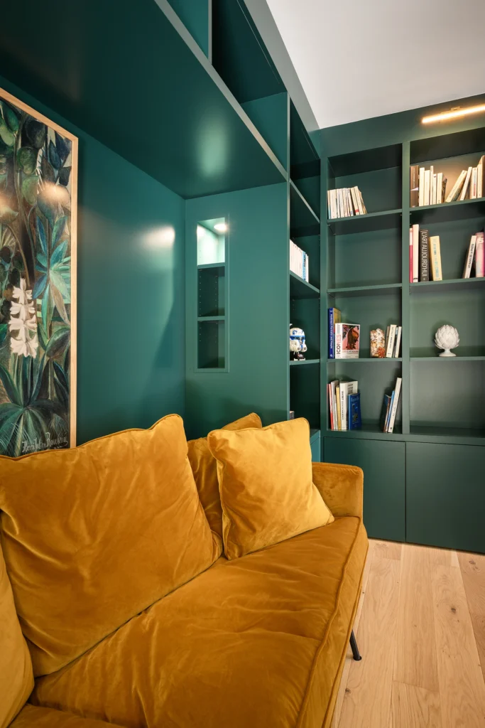 Rénovation complète d’une maison de famille – Drôme
Nichée au cœur des paysages de la Drôme, cette maison a fait l’objet d’une rénovation intégrale. Le projet a consisté à redonner vie à une bâtisse aux volumes autrefois fermés et cloisonnés, pour en révéler tout le potentiel architectural et spatial.
L’intervention a porté sur l’ensemble de l’enveloppe : les façades ont été restaurées, les ouvertures repensées et créées pour offrir de nouveaux cadrages sur le paysage, mettant en valeur la pierre existante et la richesse du contexte environnant.
À l’intérieur, les espaces ont été entièrement réorganisés. Le plan initial, fragmenté et contraint, a laissé place à des enchaînements fluides, où les pièces dialoguent entre elles et s’ouvrent généreusement sur l’extérieur. Chaque ouverture devient un tableau vivant, cadrant une portion de nature : champs de blé, forêt, lumière changeante.
Le cœur de la maison se structure autour de volumes entremêlés. Une cheminée centrale, élément à la fois architectural et domestique, relie les grands volumes de la cuisine en double hauteur et le salon, plus intime et chaleureux. Dans une autre aile, à l’étage, une seconde cuisine a été aménagée. Elle prolonge l’esprit du projet : fonctionnalité discrète, ouverture maîtrisée, cadrages sensibles sur le paysage.
Les ambiances varient selon les espaces : une chambre se déploie autour d’un vide intérieur, jouant avec les hauteurs et les couleurs ; le salon TV, équipé d’une bibliothèque et de rangements intégrés, offre un lieu de retrait, propice au calme tout en restant connecté à l’extérieur.
Le choix des matériaux renforce l’identité sobre et chaleureuse du lieu : pierre naturelle, travertin, parquet en chêne et surfaces en solid surface s’équilibrent pour créer une atmosphère douce, intemporelle et raffinée.
Les ouvertures ont été dessinées pour favoriser la lumière naturelle et créer des liens visuels avec le paysage, tout en accompagnant les usages quotidiens. À l’extérieur, une piscine s’insère discrètement dans le jardin paysager, entourée de terrasses orientées pour profiter du soleil tout au long de la journée. La maison se fond progressivement dans son environnement, entre les cultures et les bois, dans un dialogue apaisé avec le site.
Enfin, les espaces de nuit, regroupés dans une aile plus en retrait, assurent calme et sérénité. Ils sont complétés par une salle de sport et un second salon dédié aux plus jeunes, pour que chacun puisse vivre la maison à son rythme, en toute liberté.