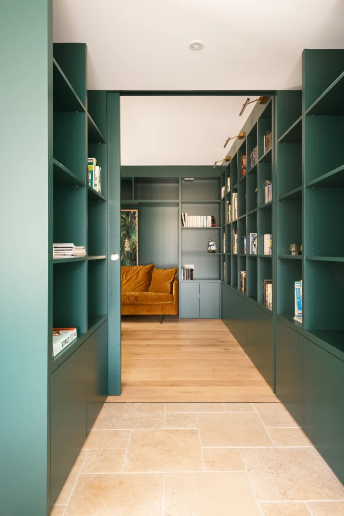 Rénovation complète d’une maison de famille – Drôme
Nichée au cœur des paysages de la Drôme, cette maison a fait l’objet d’une rénovation intégrale. Le projet a consisté à redonner vie à une bâtisse aux volumes autrefois fermés et cloisonnés, pour en révéler tout le potentiel architectural et spatial.
L’intervention a porté sur l’ensemble de l’enveloppe : les façades ont été restaurées, les ouvertures repensées et créées pour offrir de nouveaux cadrages sur le paysage, mettant en valeur la pierre existante et la richesse du contexte environnant.
À l’intérieur, les espaces ont été entièrement réorganisés. Le plan initial, fragmenté et contraint, a laissé place à des enchaînements fluides, où les pièces dialoguent entre elles et s’ouvrent généreusement sur l’extérieur. Chaque ouverture devient un tableau vivant, cadrant une portion de nature : champs de blé, forêt, lumière changeante.
Le cœur de la maison se structure autour de volumes entremêlés. Une cheminée centrale, élément à la fois architectural et domestique, relie les grands volumes de la cuisine en double hauteur et le salon, plus intime et chaleureux. Dans une autre aile, à l’étage, une seconde cuisine a été aménagée. Elle prolonge l’esprit du projet : fonctionnalité discrète, ouverture maîtrisée, cadrages sensibles sur le paysage.
Les ambiances varient selon les espaces : une chambre se déploie autour d’un vide intérieur, jouant avec les hauteurs et les couleurs ; le salon TV, équipé d’une bibliothèque et de rangements intégrés, offre un lieu de retrait, propice au calme tout en restant connecté à l’extérieur.
Le choix des matériaux renforce l’identité sobre et chaleureuse du lieu : pierre naturelle, travertin, parquet en chêne et surfaces en solid surface s’équilibrent pour créer une atmosphère douce, intemporelle et raffinée.
Les ouvertures ont été dessinées pour favoriser la lumière naturelle et créer des liens visuels avec le paysage, tout en accompagnant les usages quotidiens. À l’extérieur, une piscine s’insère discrètement dans le jardin paysager, entourée de terrasses orientées pour profiter du soleil tout au long de la journée. La maison se fond progressivement dans son environnement, entre les cultures et les bois, dans un dialogue apaisé avec le site.
Enfin, les espaces de nuit, regroupés dans une aile plus en retrait, assurent calme et sérénité. Ils sont complétés par une salle de sport et un second salon dédié aux plus jeunes, pour que chacun puisse vivre la maison à son rythme, en toute liberté.