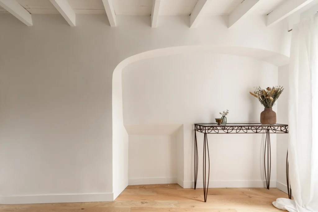 Rénovation complète d’une maison de famille – Drôme
Nichée au cœur des paysages de la Drôme, cette maison a fait l’objet d’une rénovation intégrale. Le projet a consisté à redonner vie à une bâtisse aux volumes autrefois fermés et cloisonnés, pour en révéler tout le potentiel architectural et spatial.
L’intervention a porté sur l’ensemble de l’enveloppe : les façades ont été restaurées, les ouvertures repensées et créées pour offrir de nouveaux cadrages sur le paysage, mettant en valeur la pierre existante et la richesse du contexte environnant.
À l’intérieur, les espaces ont été entièrement réorganisés. Le plan initial, fragmenté et contraint, a laissé place à des enchaînements fluides, où les pièces dialoguent entre elles et s’ouvrent généreusement sur l’extérieur. Chaque ouverture devient un tableau vivant, cadrant une portion de nature : champs de blé, forêt, lumière changeante.
Le cœur de la maison se structure autour de volumes entremêlés. Une cheminée centrale, élément à la fois architectural et domestique, relie les grands volumes de la cuisine en double hauteur et le salon, plus intime et chaleureux. Dans une autre aile, à l’étage, une seconde cuisine a été aménagée. Elle prolonge l’esprit du projet : fonctionnalité discrète, ouverture maîtrisée, cadrages sensibles sur le paysage.
Les ambiances varient selon les espaces : une chambre se déploie autour d’un vide intérieur, jouant avec les hauteurs et les couleurs ; le salon TV, équipé d’une bibliothèque et de rangements intégrés, offre un lieu de retrait, propice au calme tout en restant connecté à l’extérieur.
Le choix des matériaux renforce l’identité sobre et chaleureuse du lieu : pierre naturelle, travertin, parquet en chêne et surfaces en solid surface s’équilibrent pour créer une atmosphère douce, intemporelle et raffinée.
Les ouvertures ont été dessinées pour favoriser la lumière naturelle et créer des liens visuels avec le paysage, tout en accompagnant les usages quotidiens. À l’extérieur, une piscine s’insère discrètement dans le jardin paysager, entourée de terrasses orientées pour profiter du soleil tout au long de la journée. La maison se fond progressivement dans son environnement, entre les cultures et les bois, dans un dialogue apaisé avec le site.
Enfin, les espaces de nuit, regroupés dans une aile plus en retrait, assurent calme et sérénité. Ils sont complétés par une salle de sport et un second salon dédié aux plus jeunes, pour que chacun puisse vivre la maison à son rythme, en toute liberté.