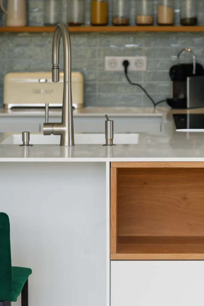 Rénovation complète d’une maison de famille – Drôme
Nichée au cœur des paysages de la Drôme, cette maison a fait l’objet d’une rénovation intégrale. Le projet a consisté à redonner vie à une bâtisse aux volumes autrefois fermés et cloisonnés, pour en révéler tout le potentiel architectural et spatial.
L’intervention a porté sur l’ensemble de l’enveloppe : les façades ont été restaurées, les ouvertures repensées et créées pour offrir de nouveaux cadrages sur le paysage, mettant en valeur la pierre existante et la richesse du contexte environnant.
À l’intérieur, les espaces ont été entièrement réorganisés. Le plan initial, fragmenté et contraint, a laissé place à des enchaînements fluides, où les pièces dialoguent entre elles et s’ouvrent généreusement sur l’extérieur. Chaque ouverture devient un tableau vivant, cadrant une portion de nature : champs de blé, forêt, lumière changeante.
Le cœur de la maison se structure autour de volumes entremêlés. Une cheminée centrale, élément à la fois architectural et domestique, relie les grands volumes de la cuisine en double hauteur et le salon, plus intime et chaleureux. Dans une autre aile, à l’étage, une seconde cuisine a été aménagée. Elle prolonge l’esprit du projet : fonctionnalité discrète, ouverture maîtrisée, cadrages sensibles sur le paysage.
Les ambiances varient selon les espaces : une chambre se déploie autour d’un vide intérieur, jouant avec les hauteurs et les couleurs ; le salon TV, équipé d’une bibliothèque et de rangements intégrés, offre un lieu de retrait, propice au calme tout en restant connecté à l’extérieur.
Le choix des matériaux renforce l’identité sobre et chaleureuse du lieu : pierre naturelle, travertin, parquet en chêne et surfaces en solid surface s’équilibrent pour créer une atmosphère douce, intemporelle et raffinée.
Les ouvertures ont été dessinées pour favoriser la lumière naturelle et créer des liens visuels avec le paysage, tout en accompagnant les usages quotidiens. À l’extérieur, une piscine s’insère discrètement dans le jardin paysager, entourée de terrasses orientées pour profiter du soleil tout au long de la journée. La maison se fond progressivement dans son environnement, entre les cultures et les bois, dans un dialogue apaisé avec le site.
Enfin, les espaces de nuit, regroupés dans une aile plus en retrait, assurent calme et sérénité. Ils sont complétés par une salle de sport et un second salon dédié aux plus jeunes, pour que chacun puisse vivre la maison à son rythme, en toute liberté.