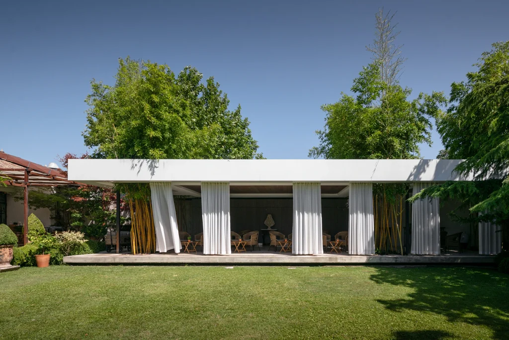 Bâtiment contemporain des Cèdres à Granges-les-Beaumont avec terrasse extérieure aménagée et architecture aux lignes épurées