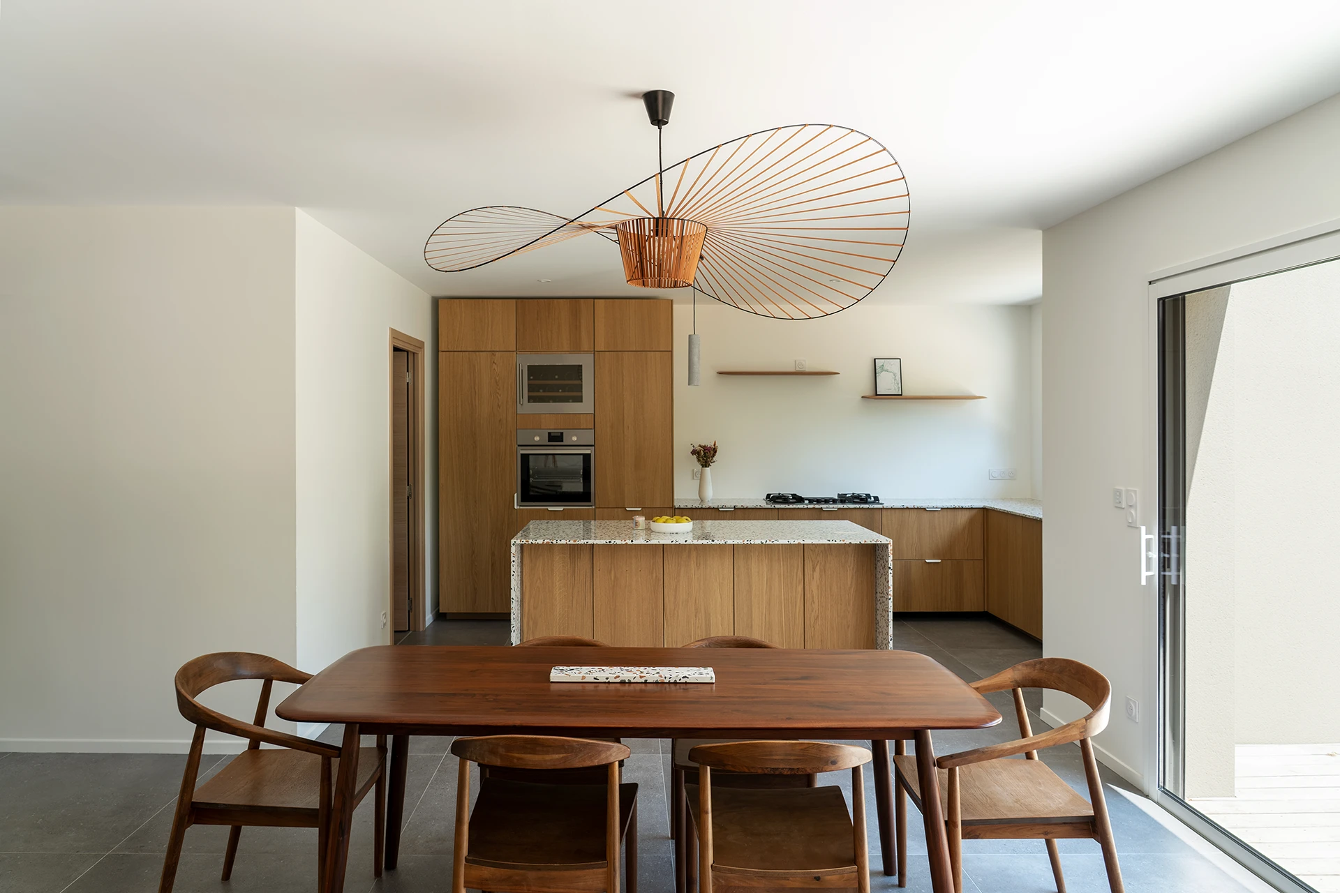 Cuisine ouverte et salle à manger d’un logement du Domaine Marquise à Valence