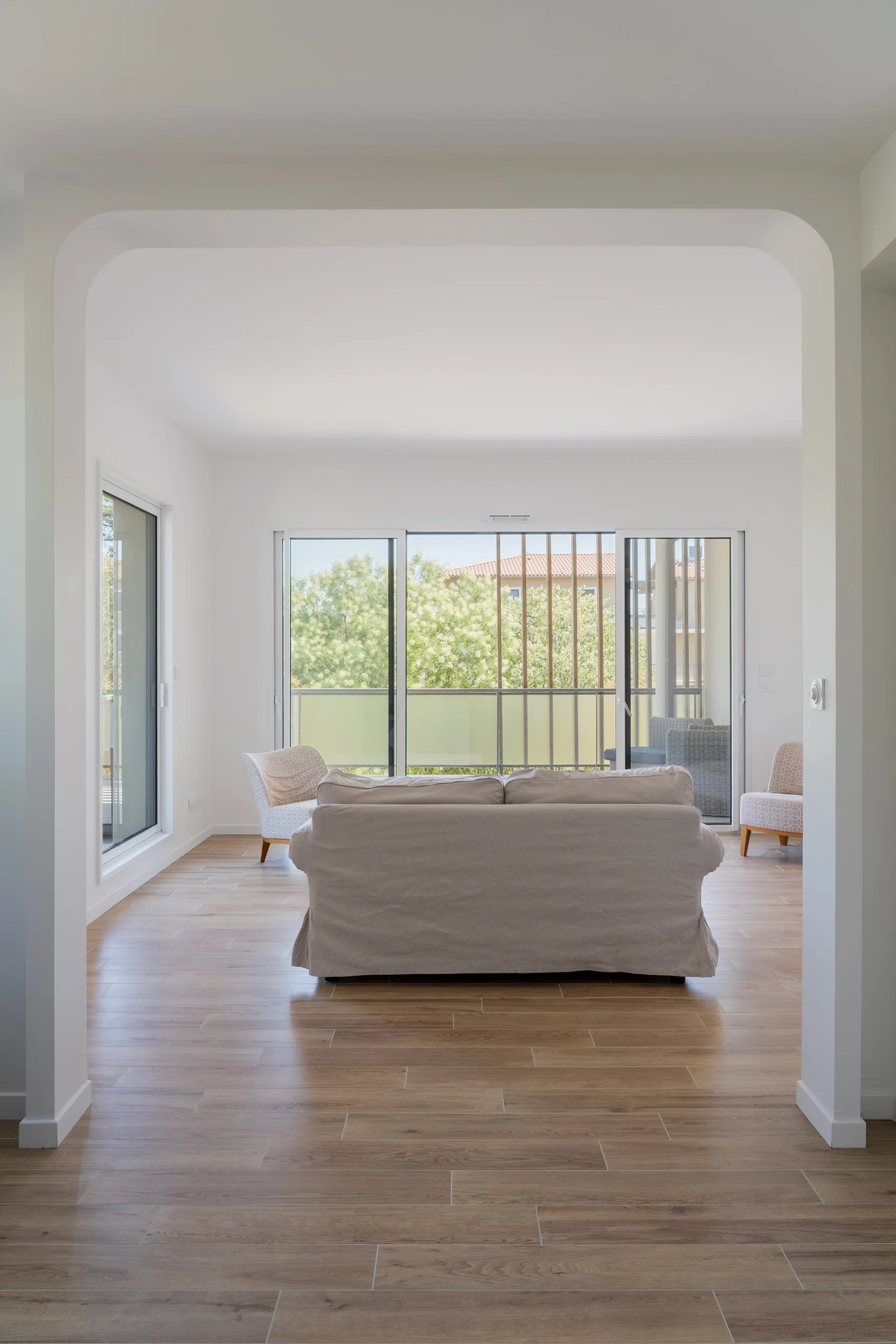 Salon lumineux d’un appartement du Domaine Marquise ouvert sur une terrasse
