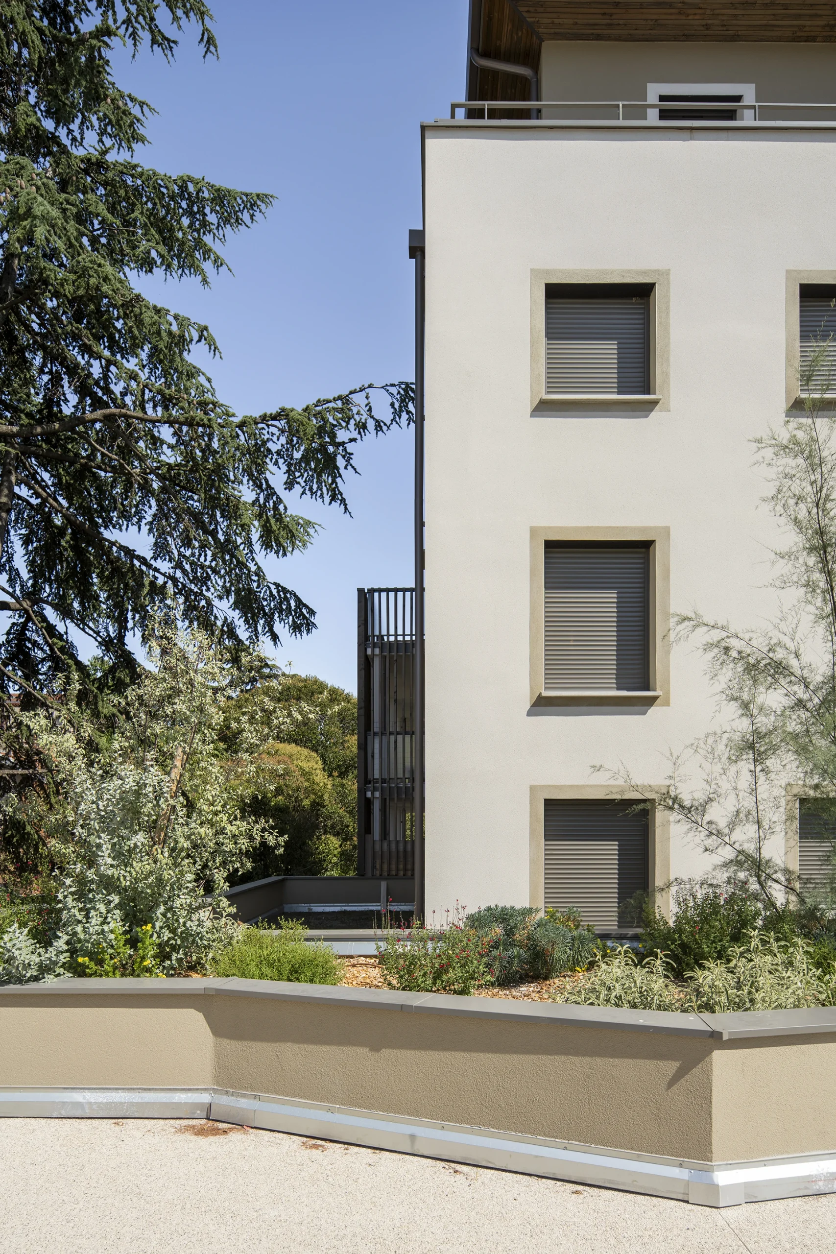 Façade du Domaine Marquise et plantations paysagères au pied du bâtiment