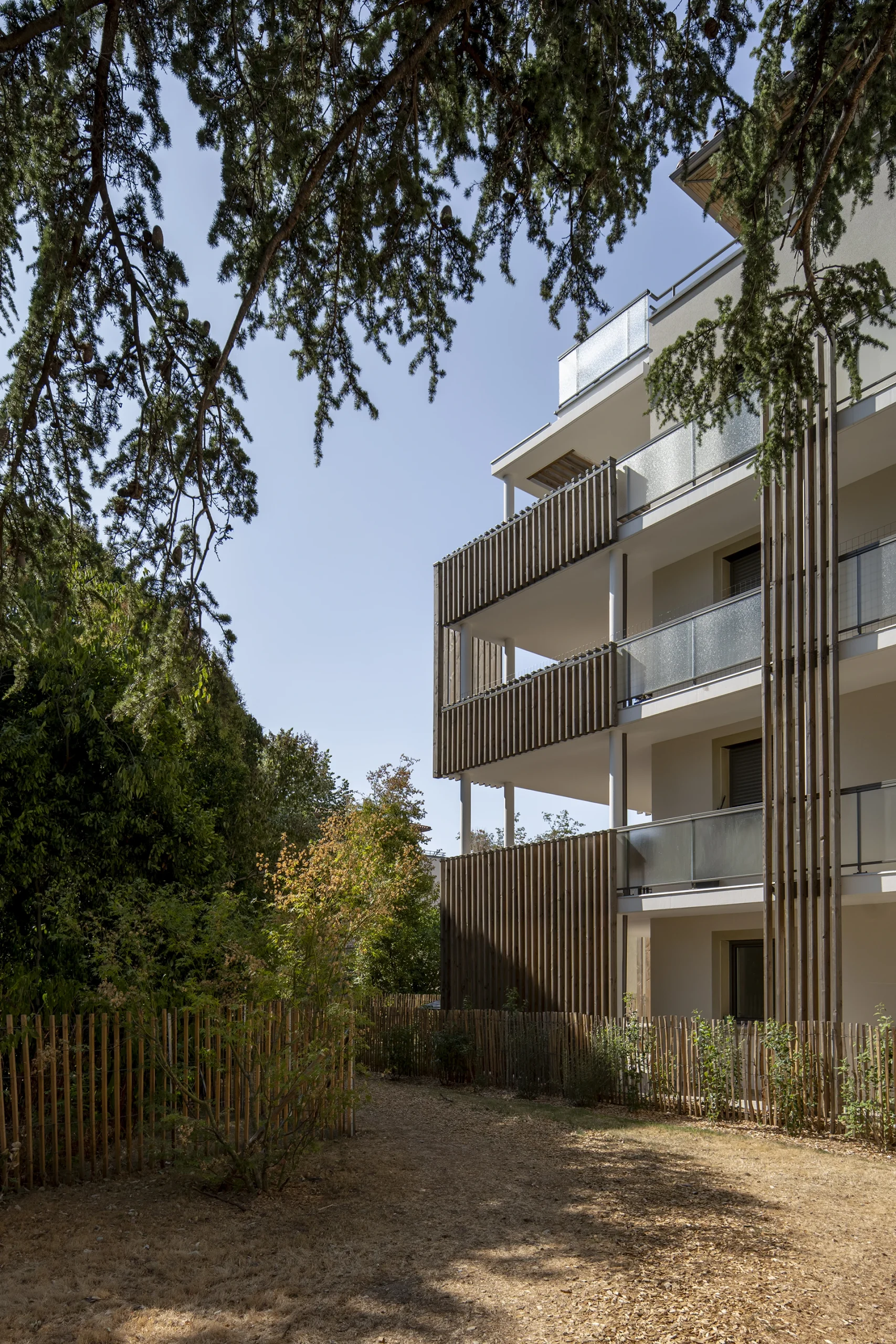 Façade des logements du Domaine Marquise le long d’un cheminement paysager
