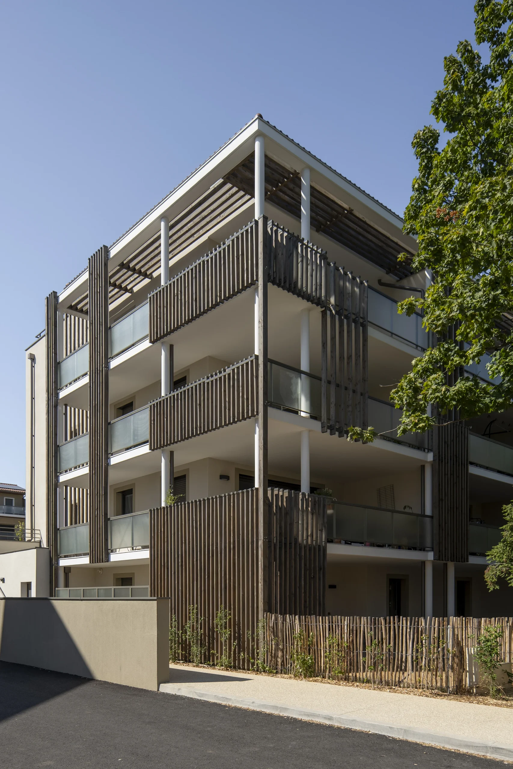 Terrasses et brise-soleil en bois de la résidence Domaine Marquise à Valence