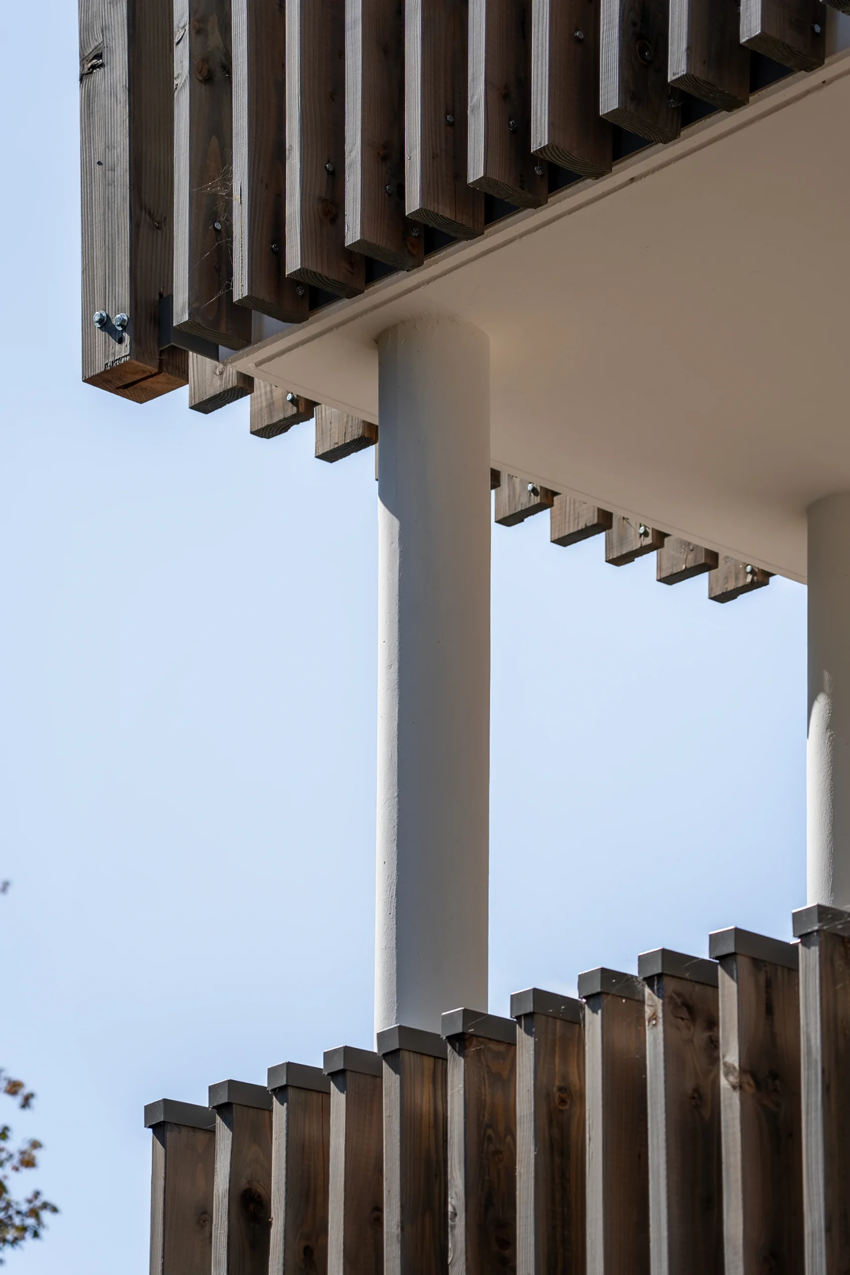 Détail architectural des brise-soleil en bois du Domaine Marquise à Valence