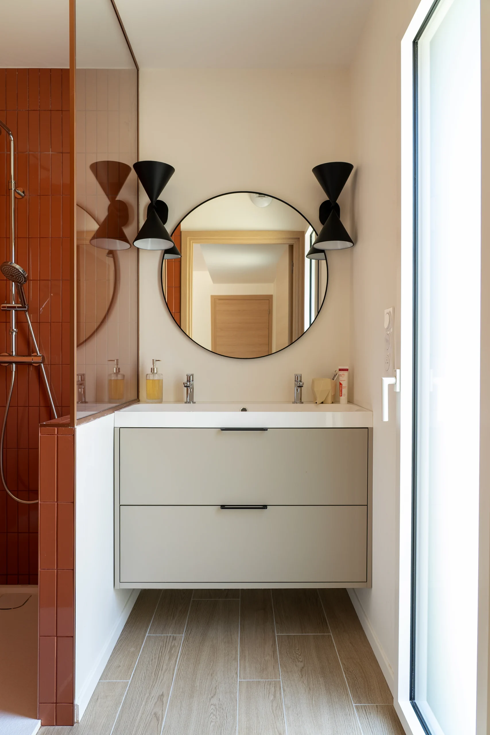 Salle d’eau contemporaine d’un logement du Domaine Marquise à Valence