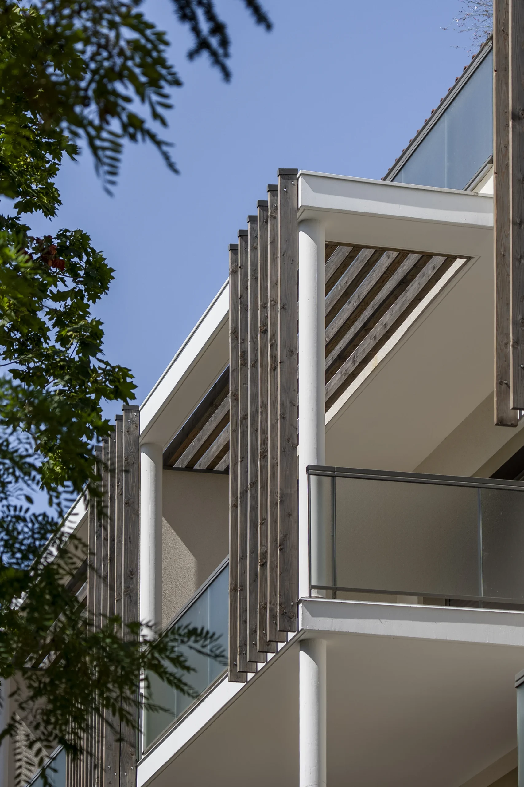 Brise-soleil en bois et terrasses de la résidence Domaine Marquise