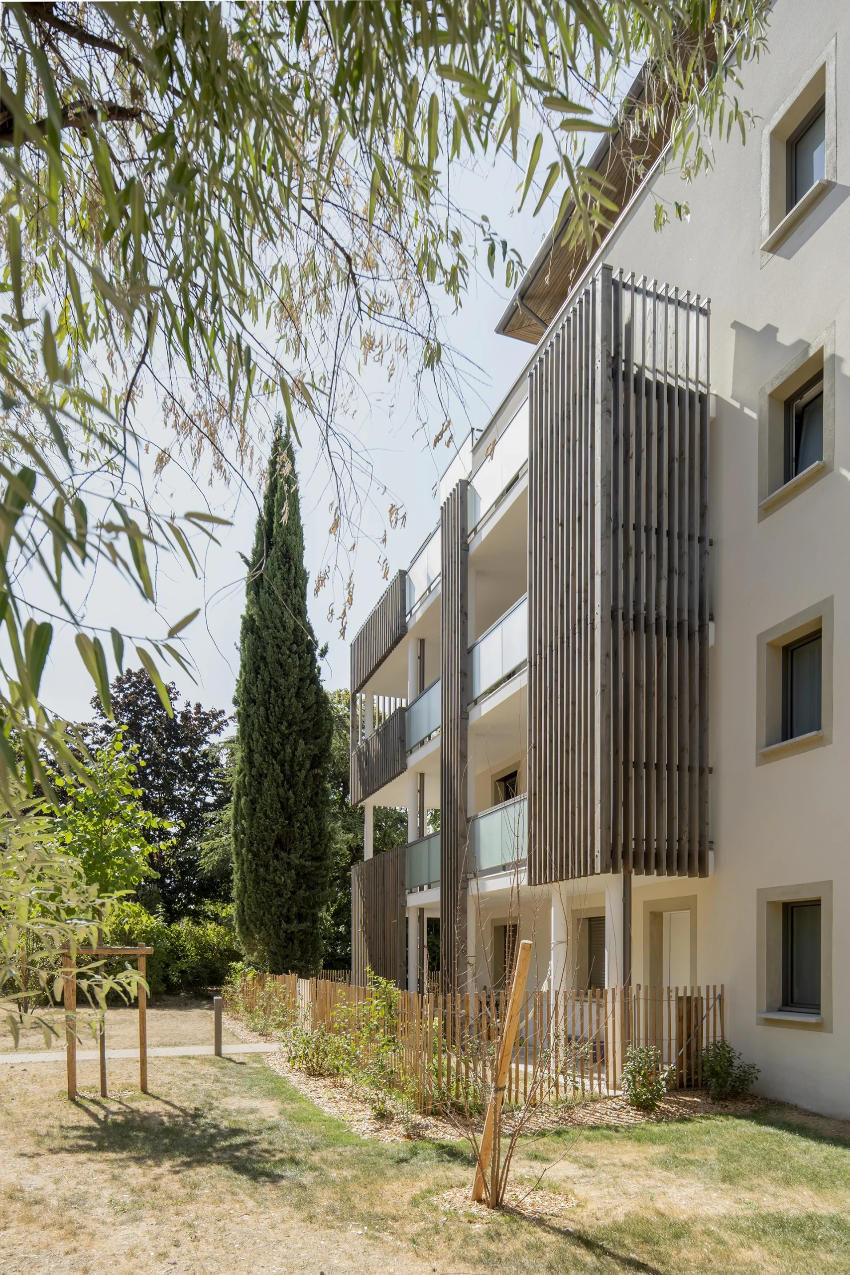 Façade des logements du Domaine Marquise le long du parc