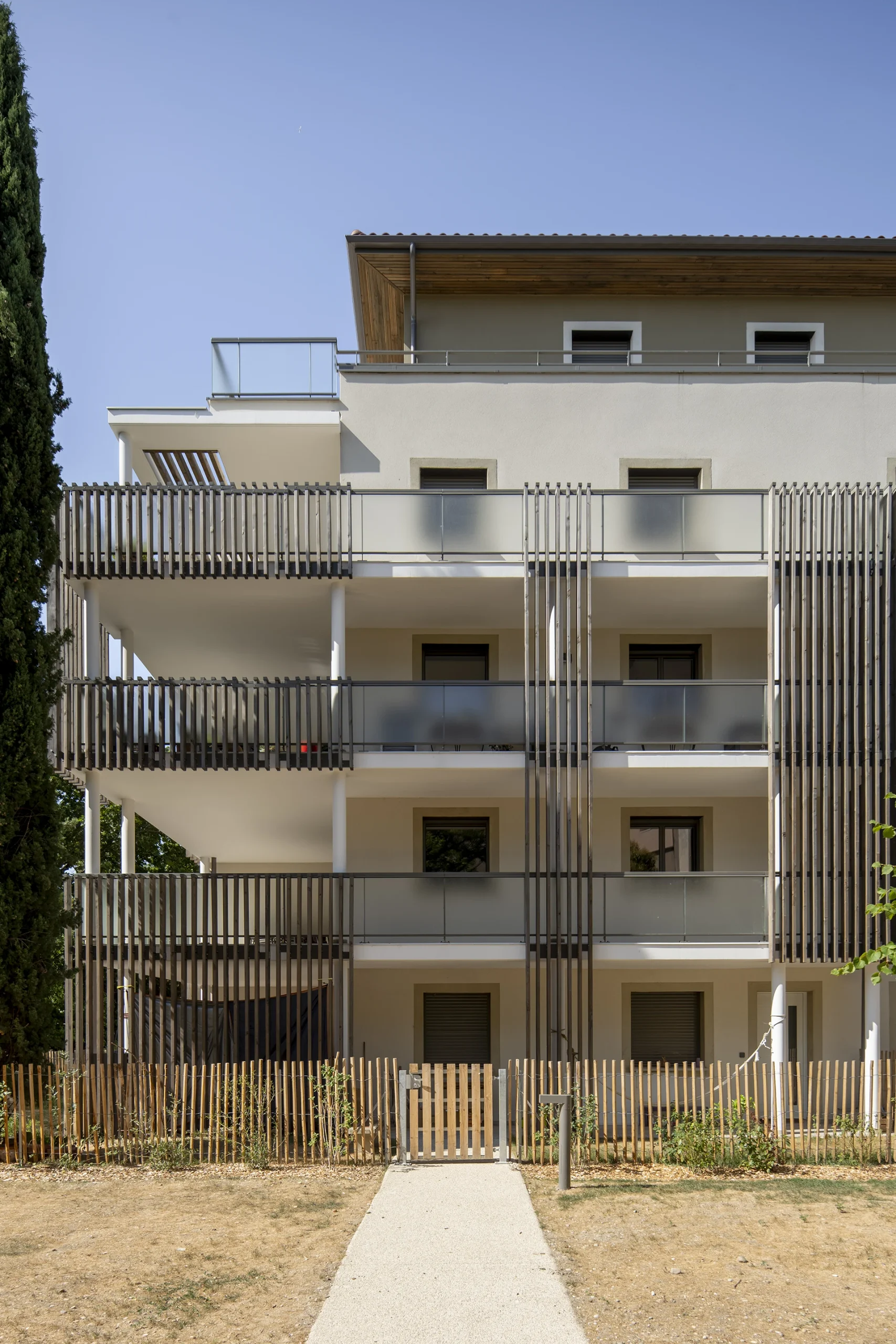 Façade de logements du Domaine Marquise avec balcons et protections solaires en bois