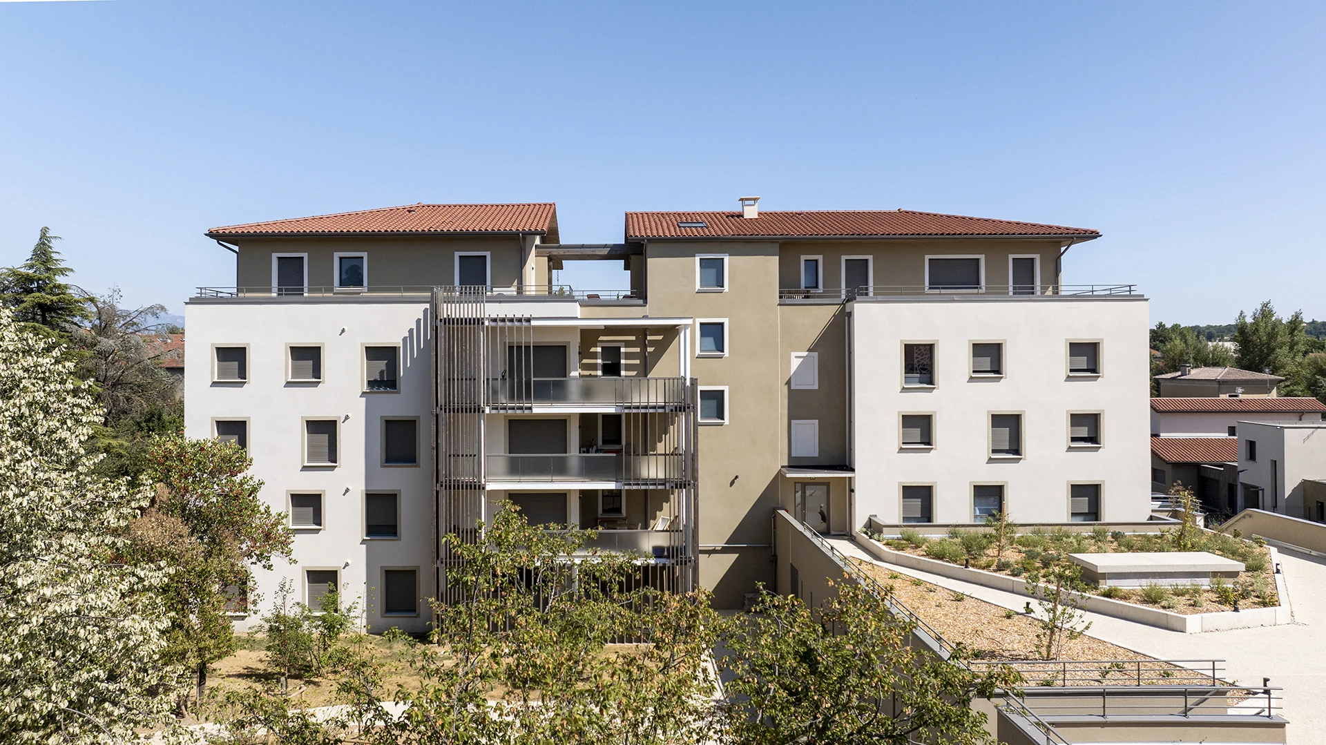 Façade du Domaine Marquise à Valence avec terrasses et jardin paysager