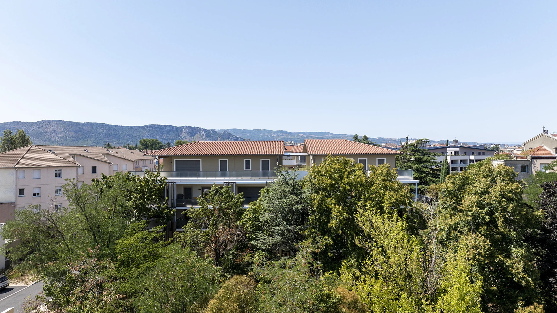 Vue du Domaine Marquise à Valence derrière le parc arboré