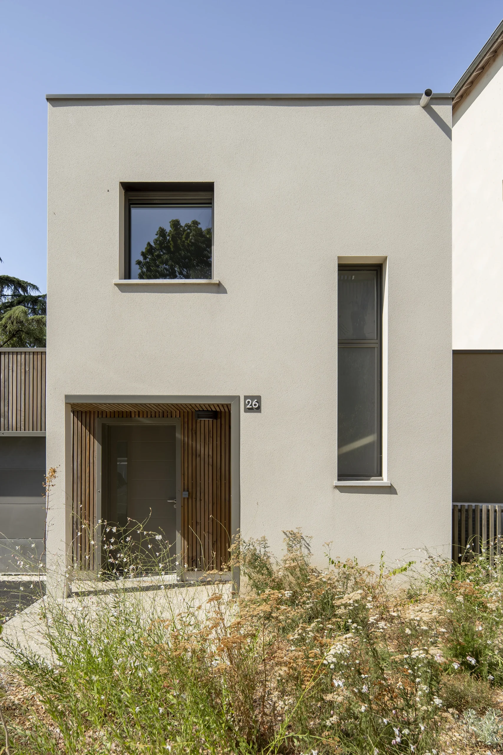 Façade d’une villa du Domaine Marquise avec entrée encadrée de bois