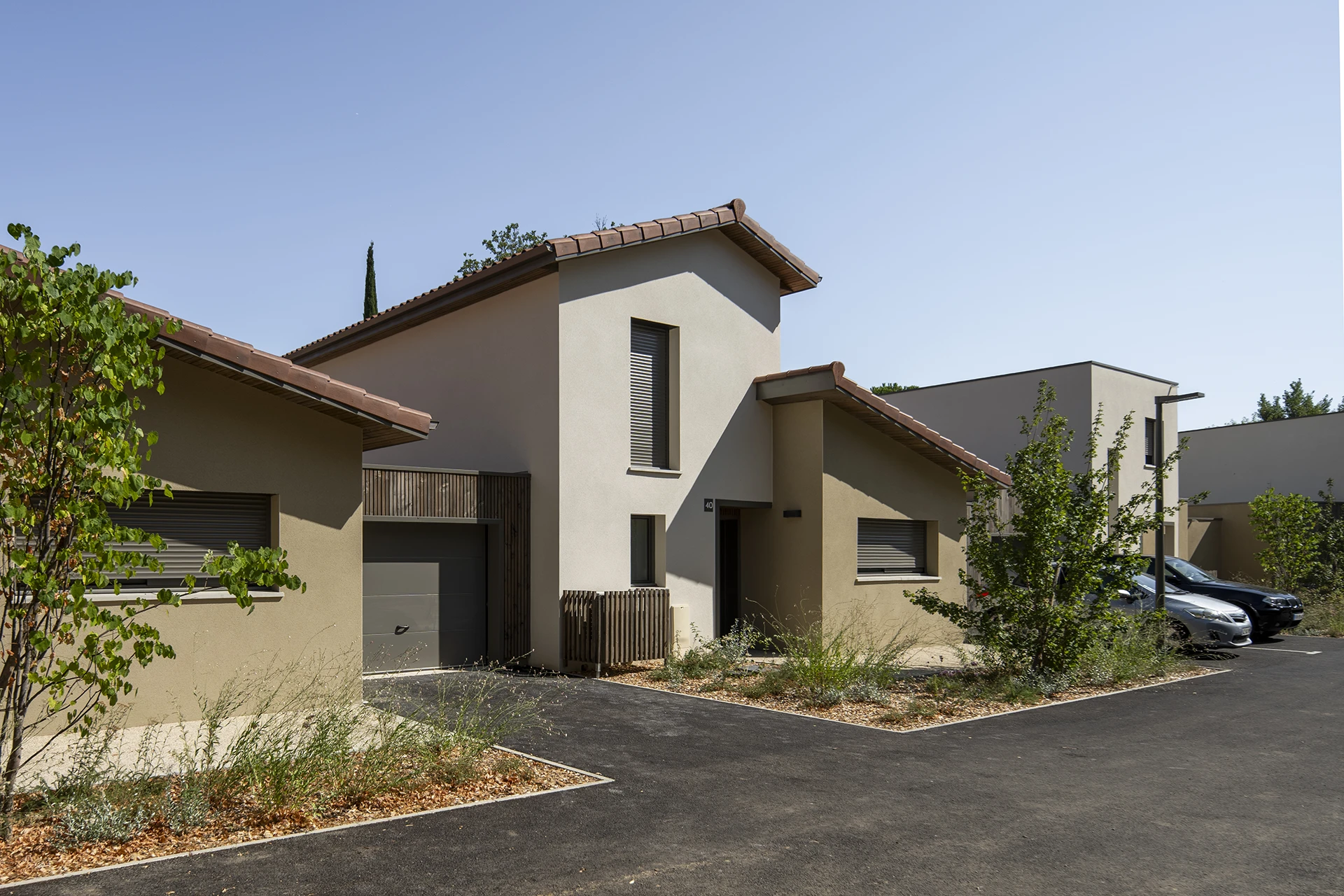 Villa du Domaine Marquise à Valence avec toiture en tuiles et jardin paysager