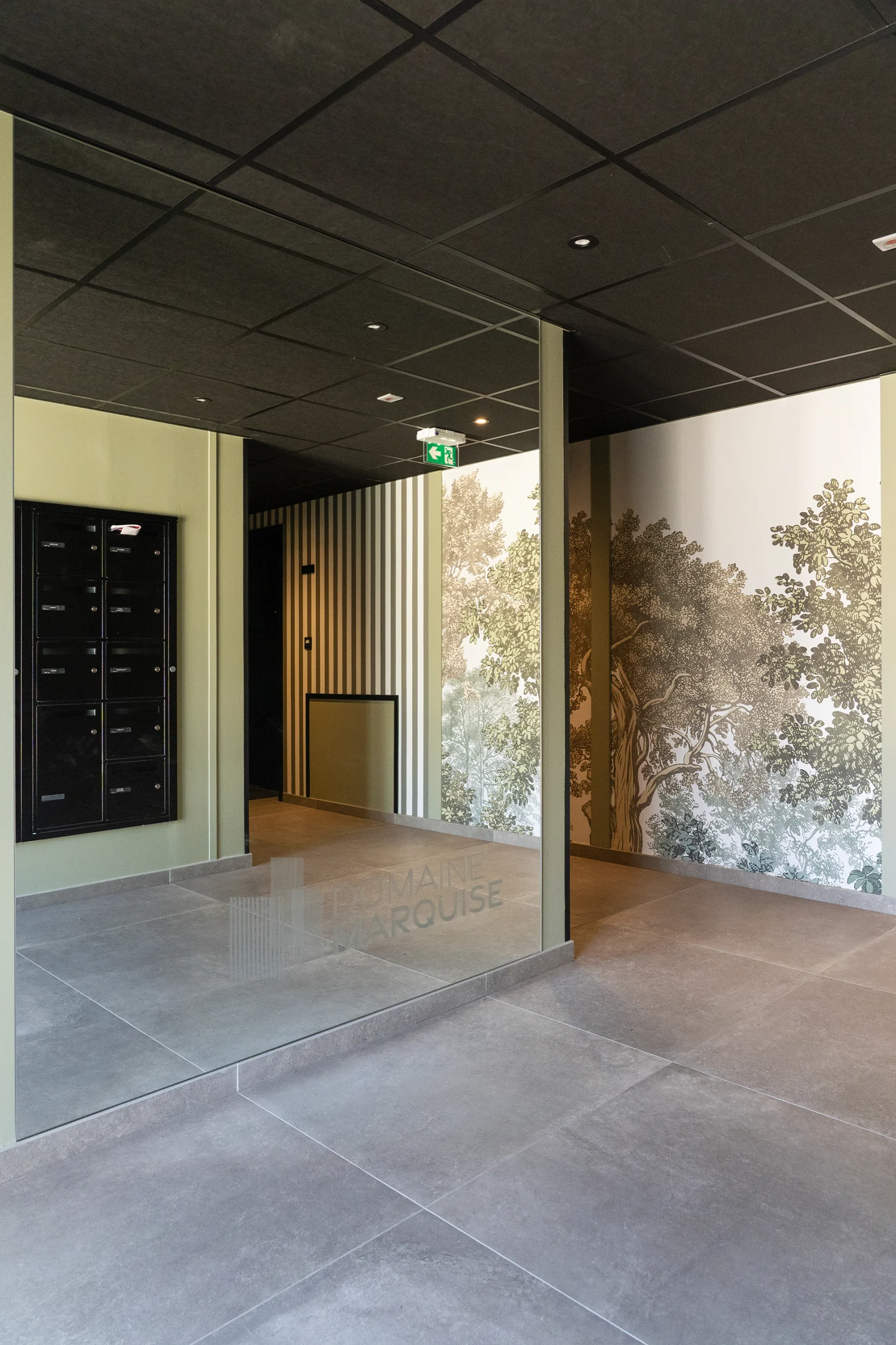 Hall d’entrée du Domaine Marquise avec décor mural végétal