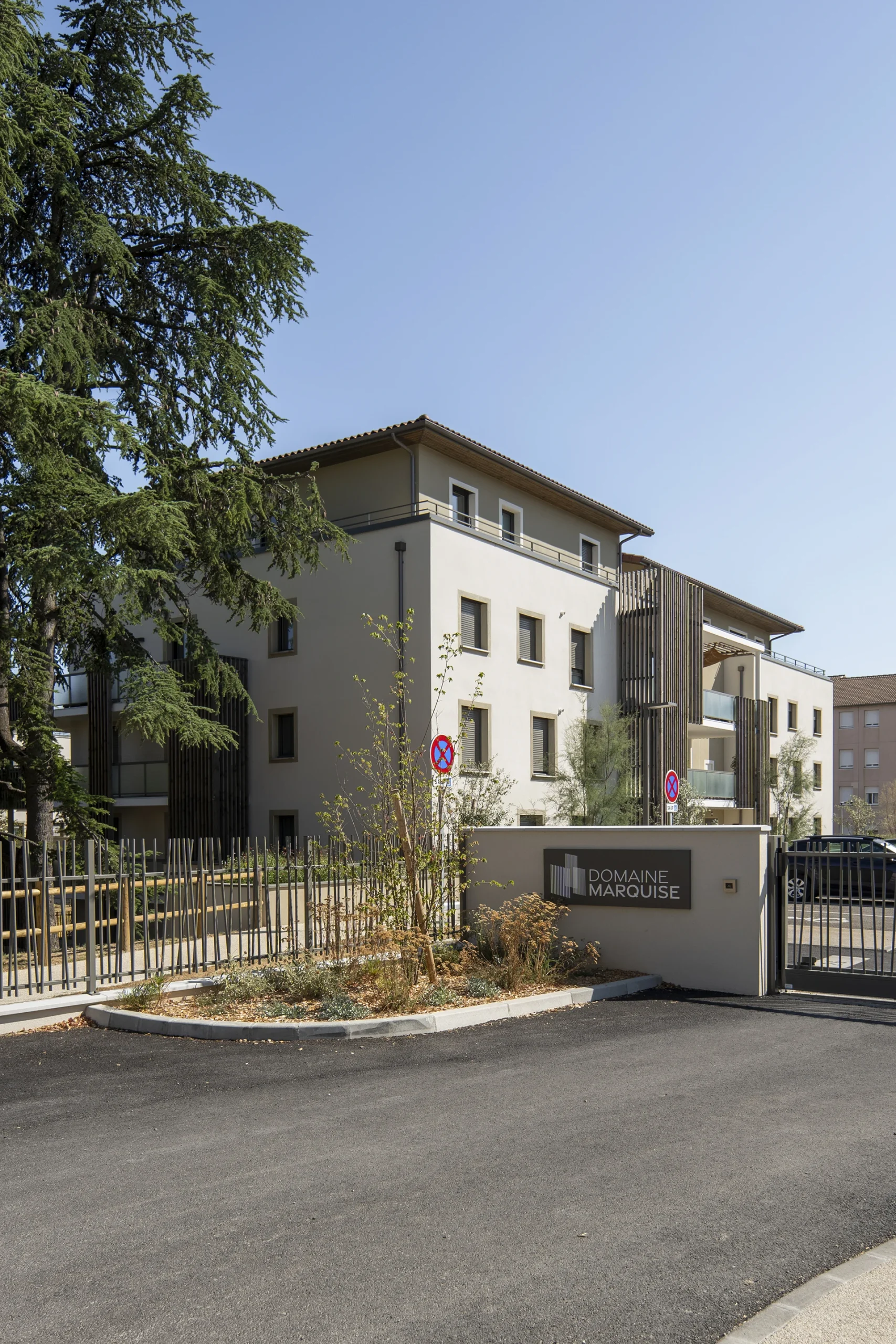 Entrée de la résidence Domaine Marquise à Valence et aménagement paysager