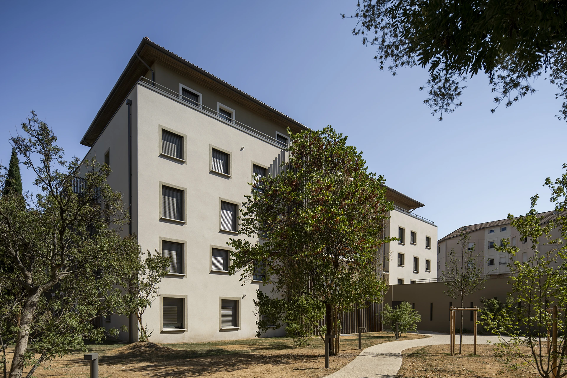 Cheminement piéton dans le parc du Domaine Marquise à Valence