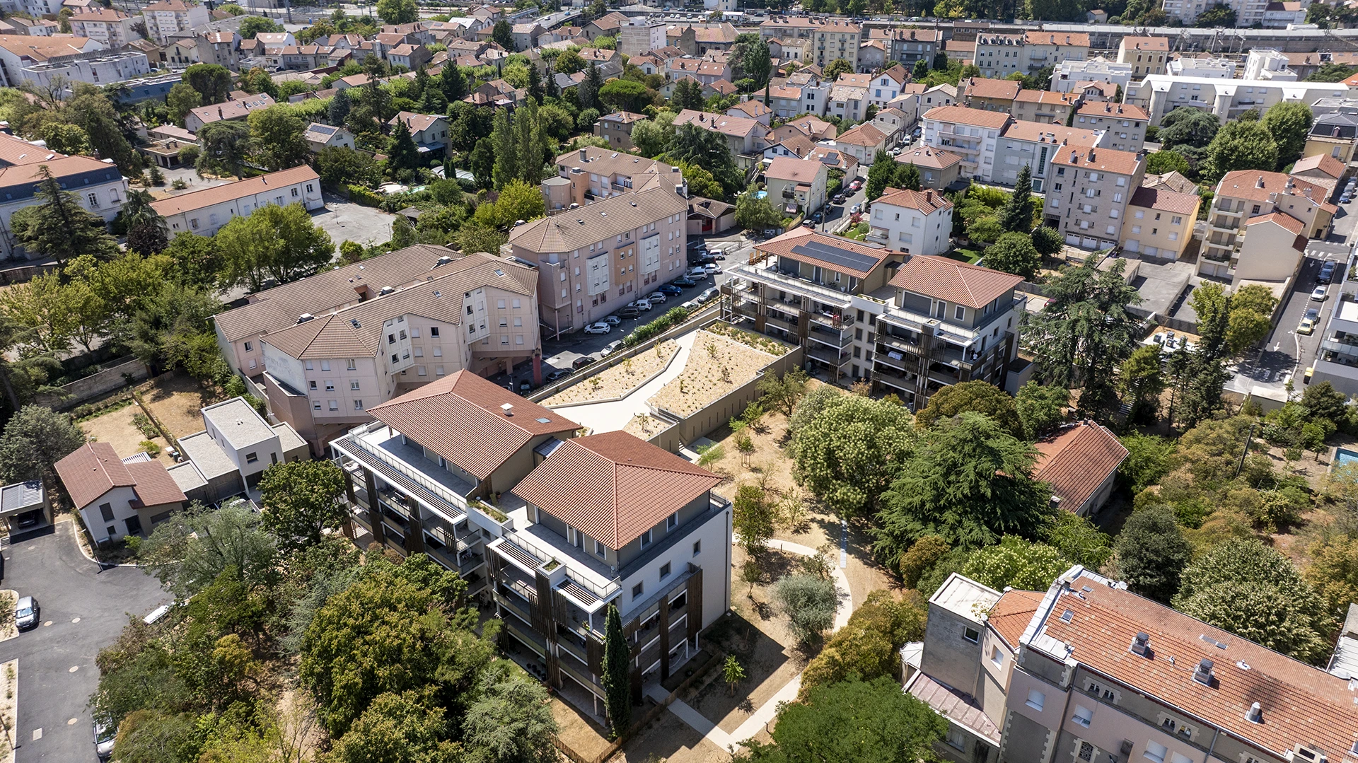 Vue aérienne du Domaine Marquise et de son parc paysager à Valence