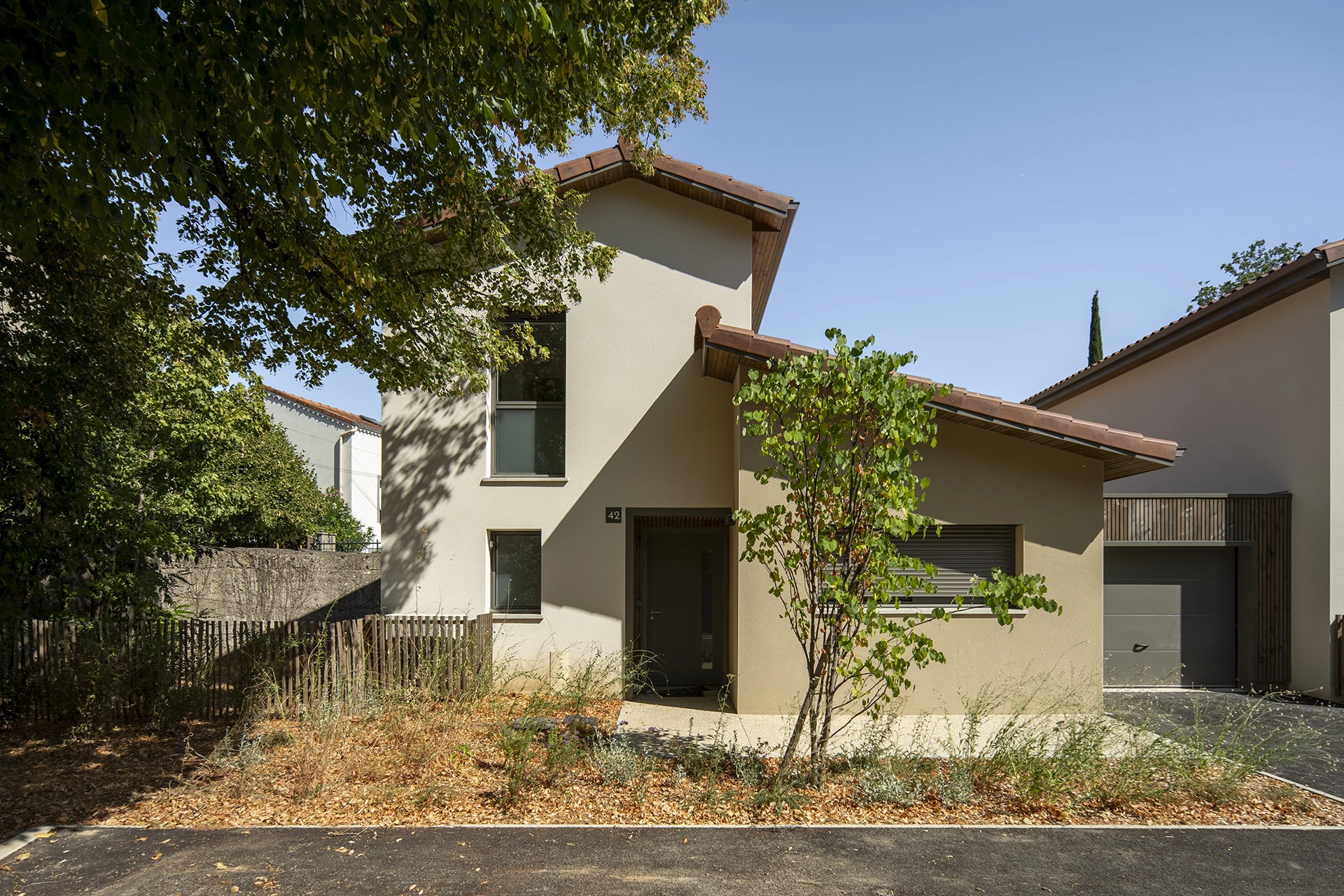 Villa contemporaine du Domaine Marquise entourée de végétation à Valence