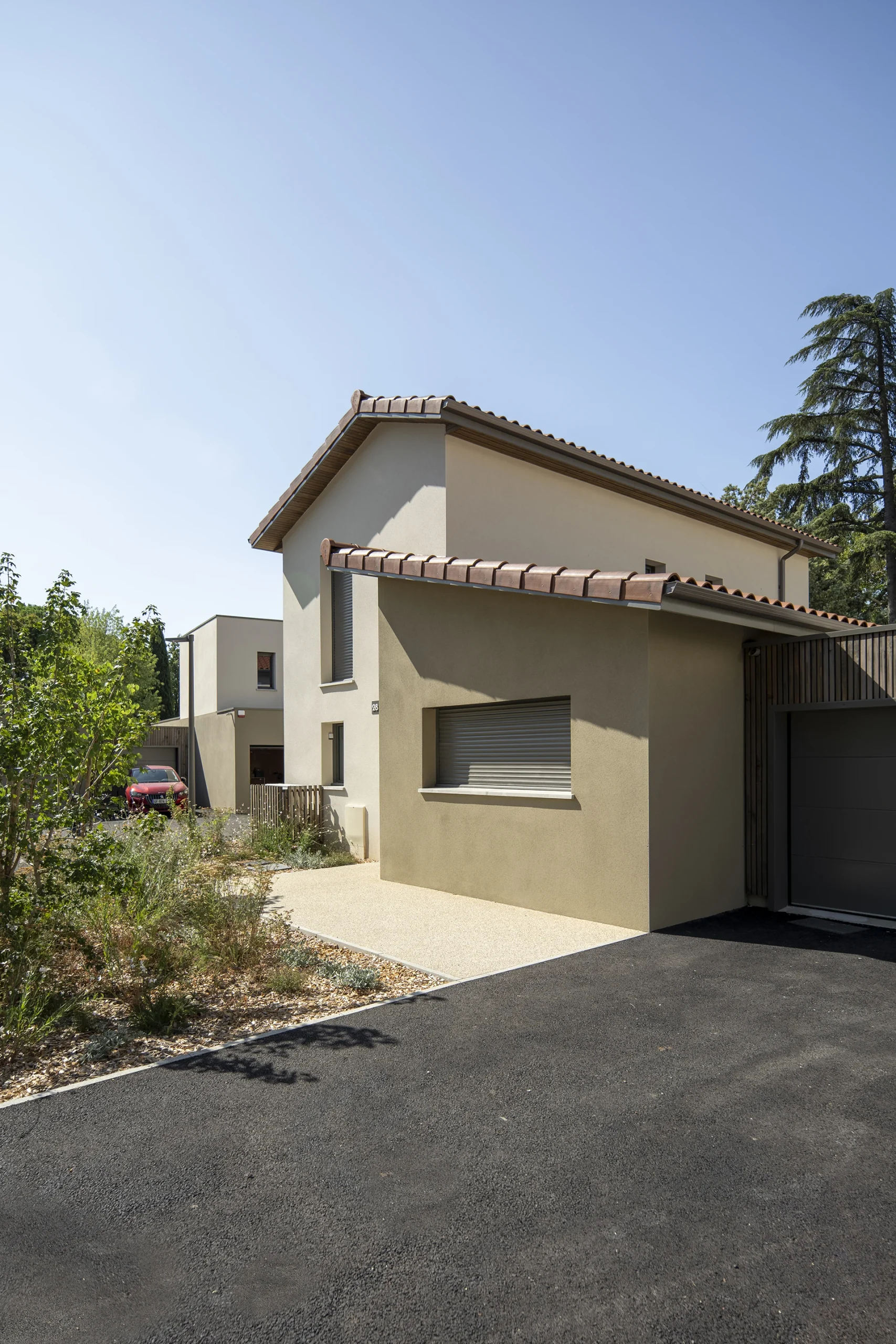 Villa du Domaine Marquise à Valence avec volumes enduits et toiture en tuiles