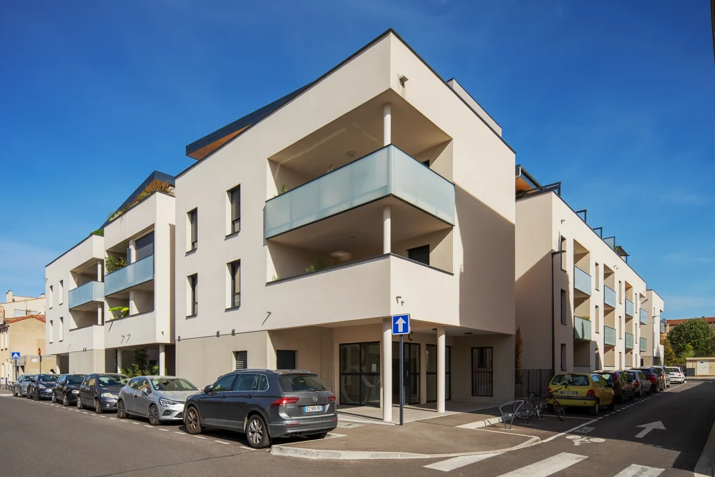 Vue d’angle révélant la composition architecturale de la résidence, ses balcons en porte-à-faux et son insertion dans le tissu urbain existant.