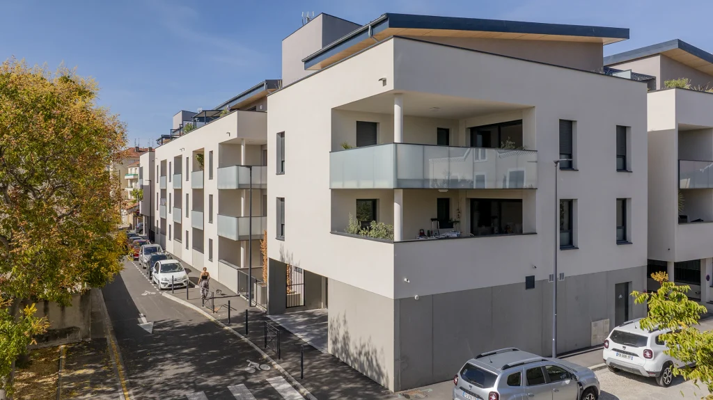 Vue principale de la résidence mettant en valeur son implantation urbaine, ses volumes contemporains et le jeu des balcons qui anime les façades.
