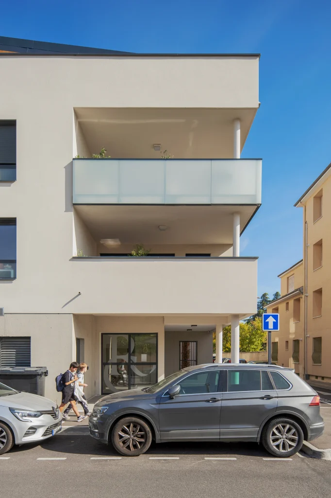 Vue de la façade de la résidence Résiden’Ciel à Valence, conçue par l’Atelier TDR. Les loggias superposées et les garde-corps en verre opalescent rythment la façade et offrent de généreux prolongements extérieurs aux logements. Le traitement sobre des volumes et des teintes claires accompagne l’intégration du projet dans son environnement urbain.