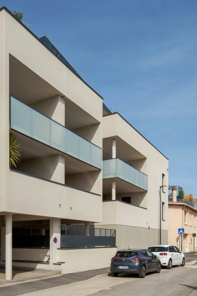 Le jeu de retraits et de balcons vitrés donne de la profondeur à la façade tout en offrant aux logements de véritables espaces extérieurs.