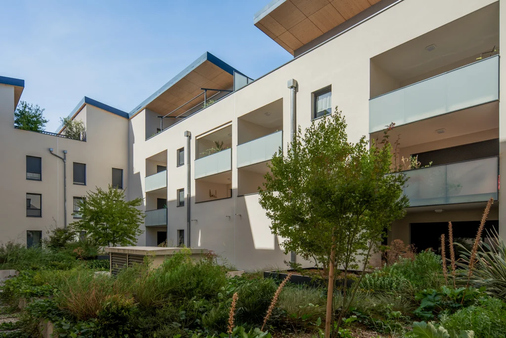Le cœur d’îlot végétalisé crée un espace résidentiel apaisé, bordé de logements largement ouverts sur l’extérieur par de généreuses terrasses.