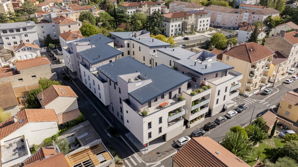 La prise de vue aérienne révèle l’organisation des différents volumes et leur articulation avec les rues et constructions environnantes.