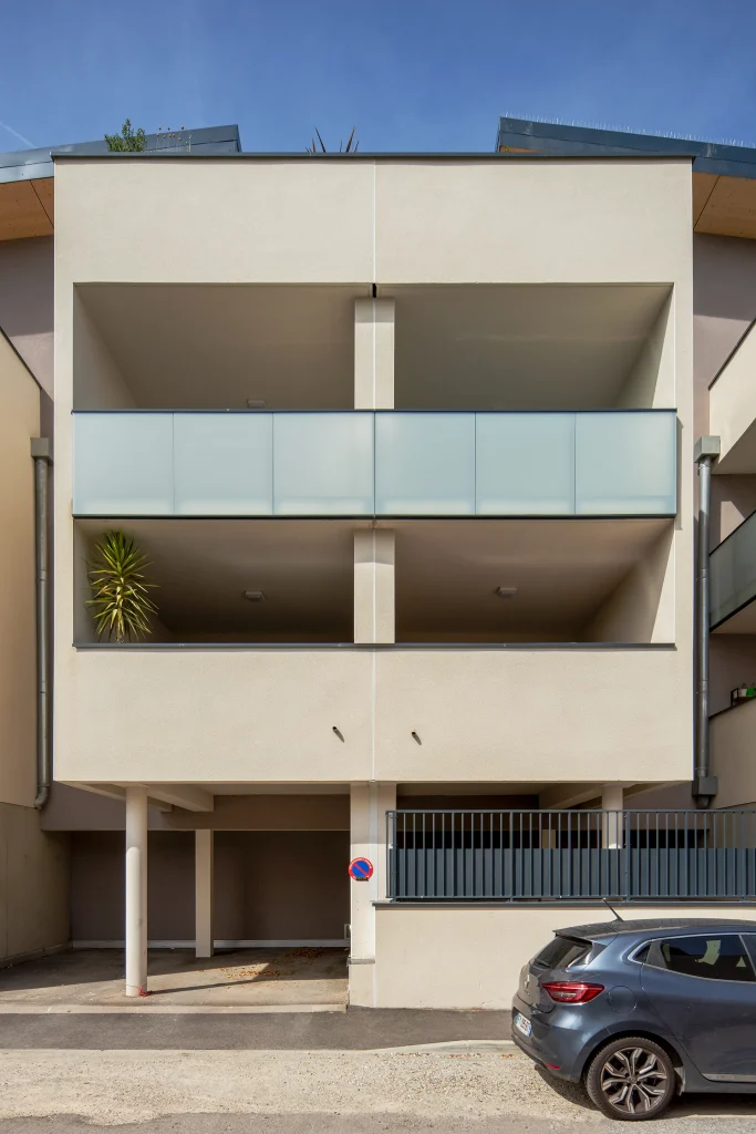 Vue frontale permettant de lire la superposition des balcons et la profondeur donnée aux espaces extérieurs des logements.