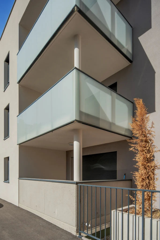 Les garde-corps vitrés et les volumes en saillie participent à la légèreté de la façade tout en préservant les vues depuis les logements.