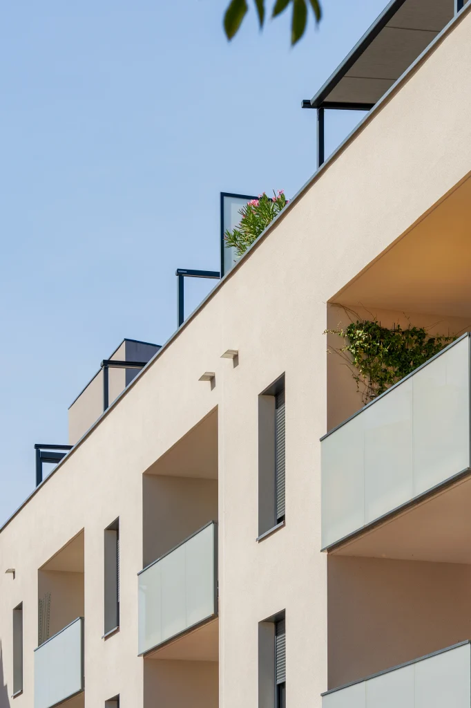 Cadrage architectural mettant en évidence l’alternance des pleins et des vides ainsi que la finesse du traitement des balcons.