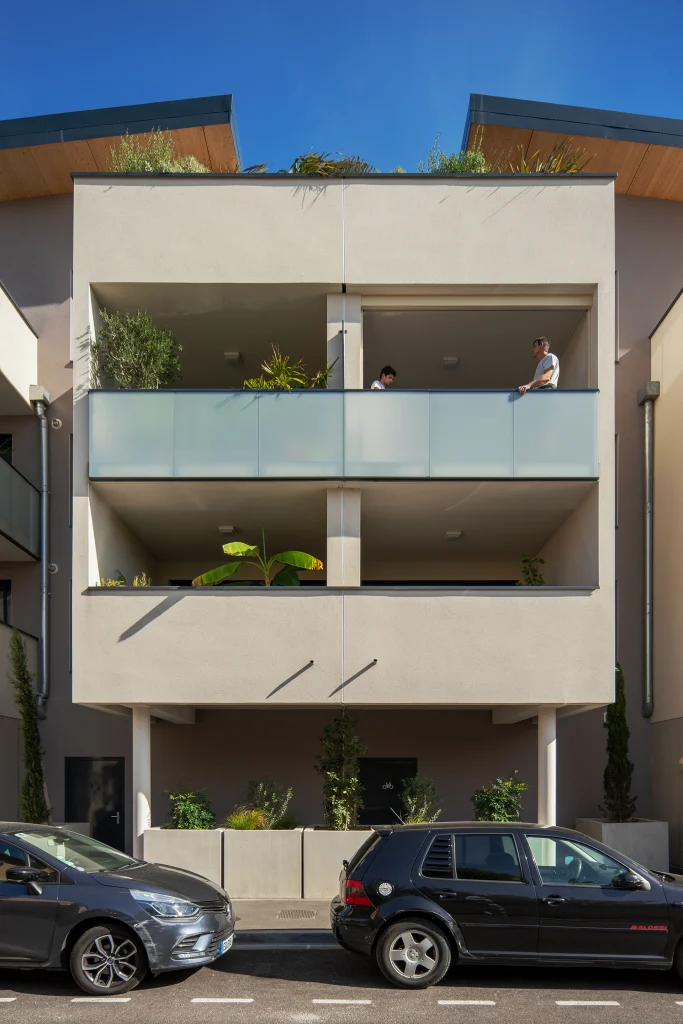 Vue frontale mettant en évidence la superposition des espaces extérieurs et le travail de profondeur de la façade.