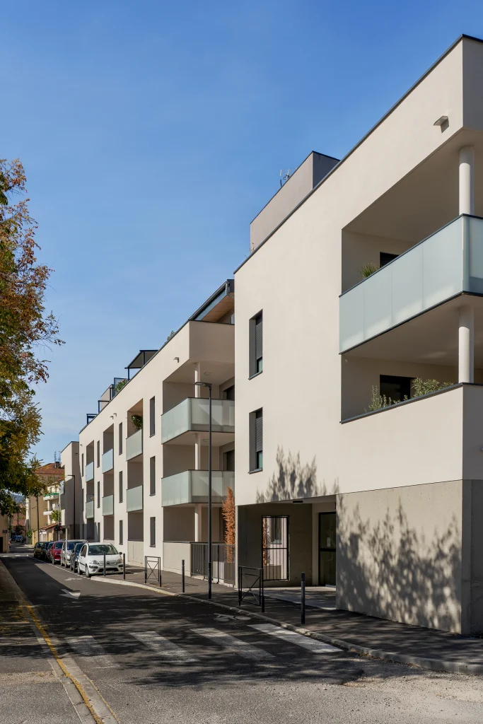 La façade alterne surfaces pleines, ouvertures et balcons afin de donner du rythme au linéaire bâti et d’offrir des prolongements extérieurs aux logements.