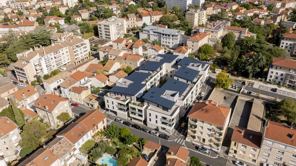Vue aérienne générale montrant la relation du projet avec la trame urbaine, les constructions voisines et les espaces extérieurs.