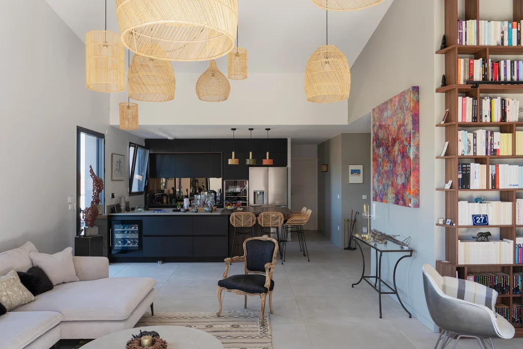 Le séjour et la cuisine forment un espace ouvert et traversant où la lumière naturelle accompagne les différents usages du logement.