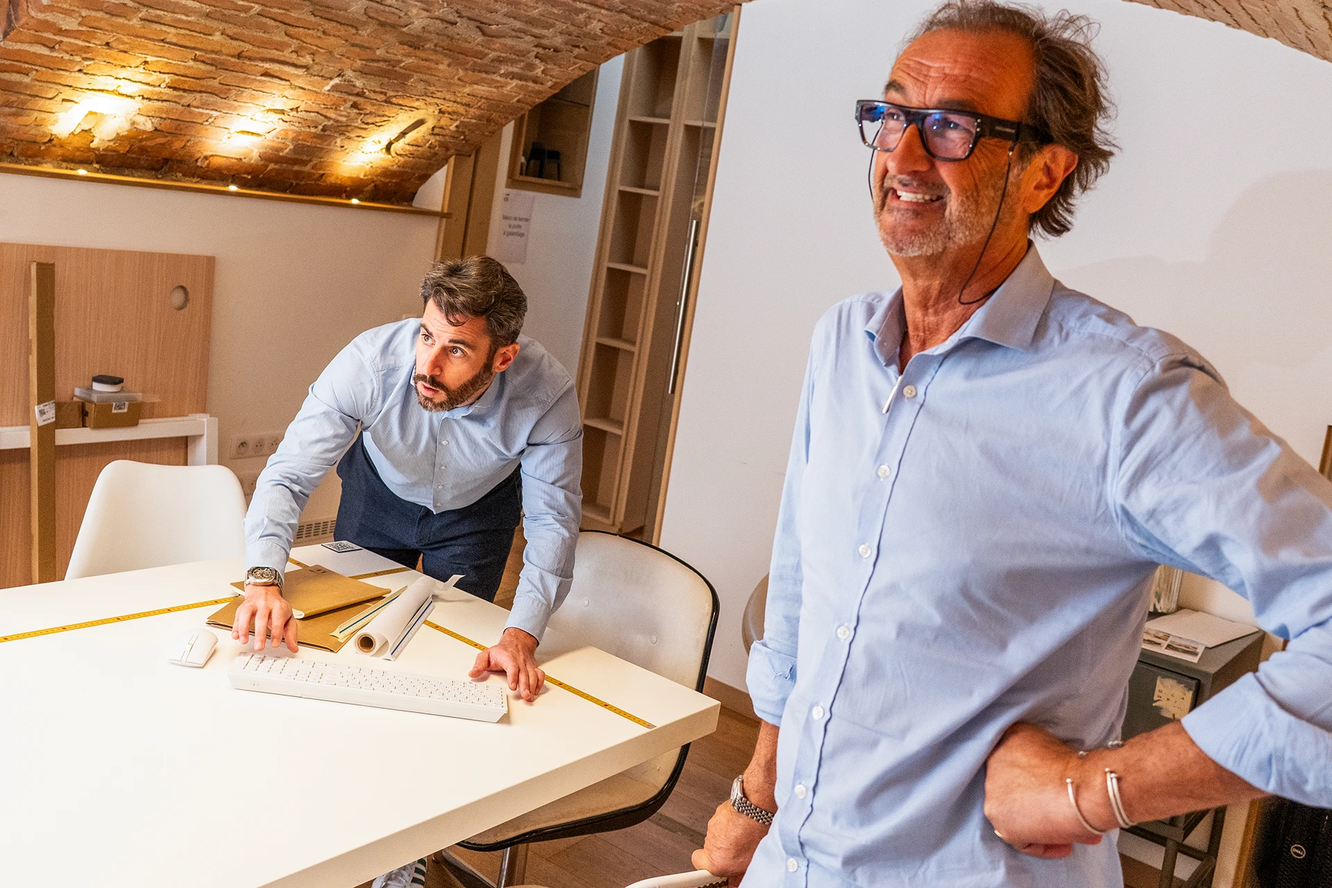 Hervé Tézier et Julien Di Vito, architectes associés de l’Atelier TDR, échangent autour des plans d’un projet architectural.